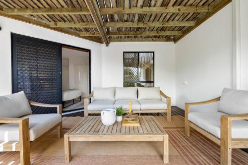 Zona de estar de Beachside 4-Bed Retreat with Study Nook & Views