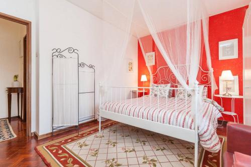 1 dormitorio con 1 cama blanca con dosel en Casa De Salgueiros, en Oporto