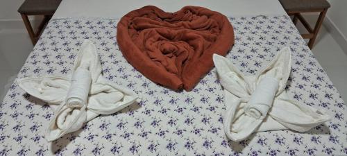 a table with two pairs of scissors and a heart at Pousada Jardim da Lagoa-BA in Bom Jesus da Lapa