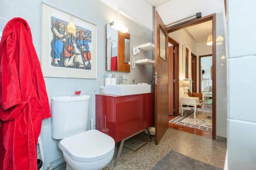 Łazienka z białą toaletą i umywalką w obiekcie Casa De Salgueiros w Porto