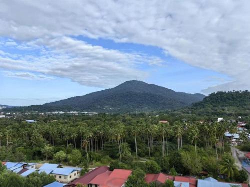 Pemandangan gunung umum atau pemandangan gunung yang diambil dari apartmen