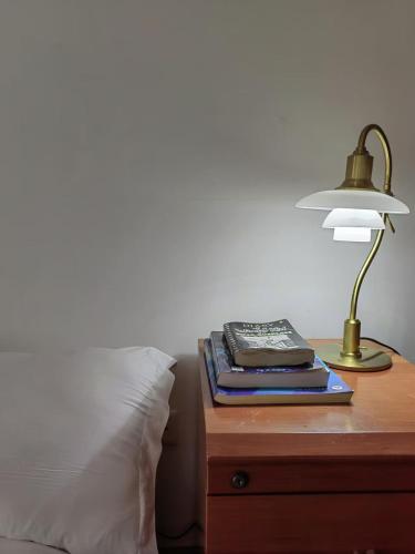 Shanghai Historical Forest Cabin loft With Balcony at second floor near middle Huaihai roadにあるベッド
