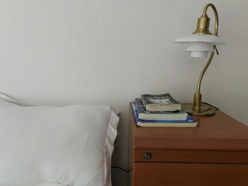 Shanghai Historical Forest Cabin loft With Balcony at second floor near middle Huaihai roadにあるベッド