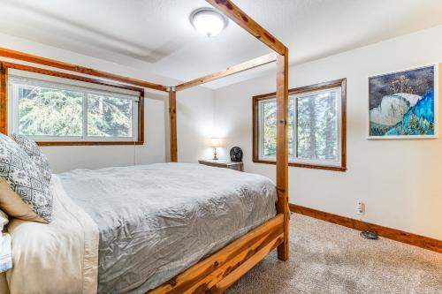 Postel nebo postele na pokoji v ubytování Less Than 15 Mi to 6 Ski Resorts Tahoe Donner Escape!