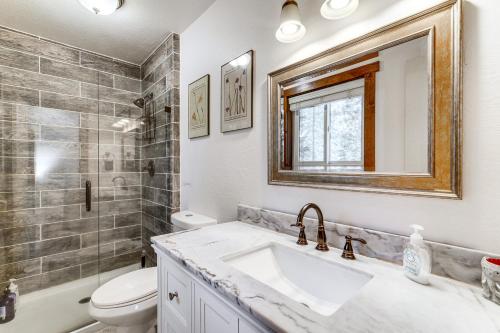 Koupelna v ubytování Less Than 15 Mi to 6 Ski Resorts Tahoe Donner Escape!