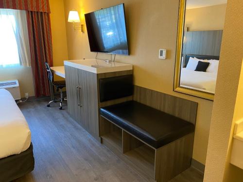 TV a/nebo společenská místnost v ubytování Quality Inn Port Orchard