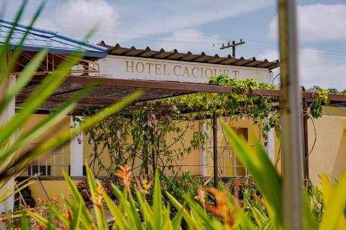 Ein Garten an der Unterkunft Hotel Cacique T