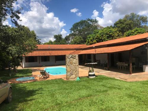 a house with a swimming pool in a yard at Recanto das Aguás in Cosmópolis