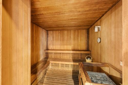 a sauna with a bench in a wooden room at Lujoso apartamento en playa de Sunny Isles Beach in Sunny Isles Beach