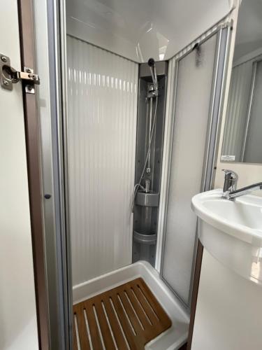 un bagno con doccia e lavandino di Autocaravanmadrid a El Espinar