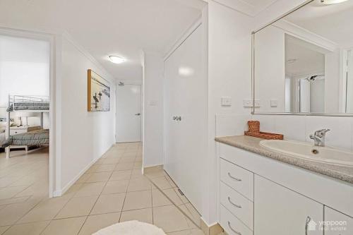 Koupelna v ubytování Yeppoon CBD furnished apartment with pool!