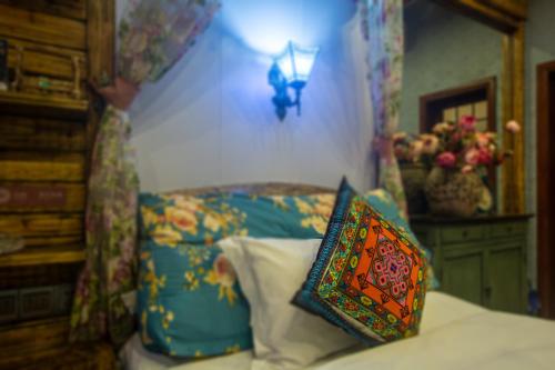 Postel nebo postele na pokoji v ubytování Floral Hotel · Baihui Living Zhangjiajie