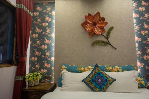 Postel nebo postele na pokoji v ubytování Floral Hotel · Baihui Living Zhangjiajie