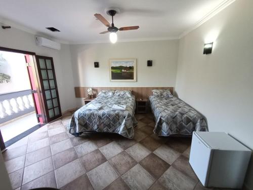 Postel nebo postele na pokoji v ubytování Hotel Nazaré