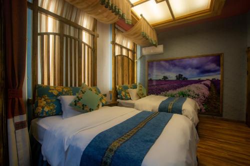 Postel nebo postele na pokoji v ubytování Floral Hotel · Baihui Living Zhangjiajie
