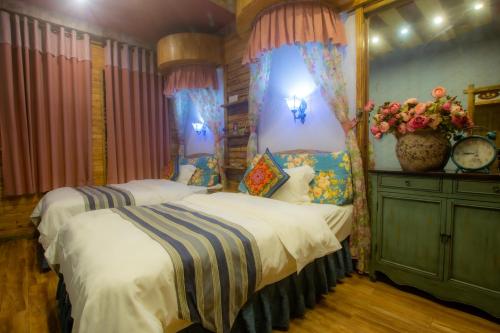 Postel nebo postele na pokoji v ubytování Floral Hotel · Baihui Living Zhangjiajie