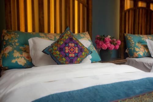 Postel nebo postele na pokoji v ubytování Floral Hotel · Baihui Living Zhangjiajie