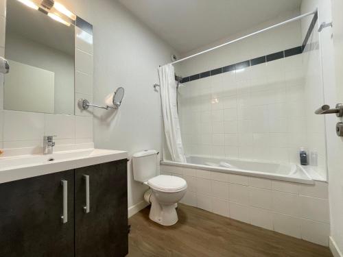 une salle de bain avec toilettes, lavabo et baignoire dans l'établissement Appartement 2P à Sète avec Piscine, Clim, Parking et Proche Plages - FR-1-338-556, à Sète