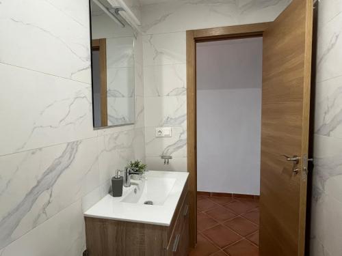 a bathroom with a sink and a mirror at Espacioso Dúplex con terraza y vistas in Aguadulce