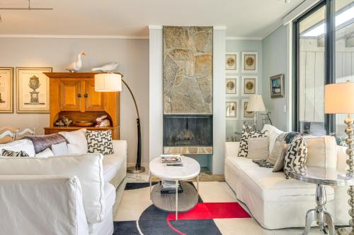 Ένα ή περισσότερα κρεβάτια σε δωμάτιο στο Lake Tahoe Gem with Furnished Deck and Water Views!