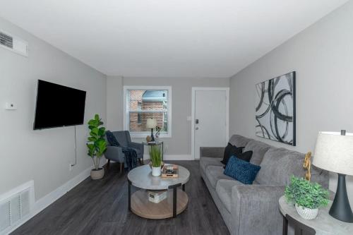 a living room with a couch and a table at Buckhead 2BR Free Parking & Wi-Fi in Atlanta