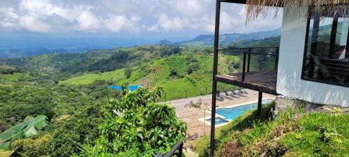 a house with a balcony and a view of a mountain at Tierra Vital Atenas Villa 2 in Atenas