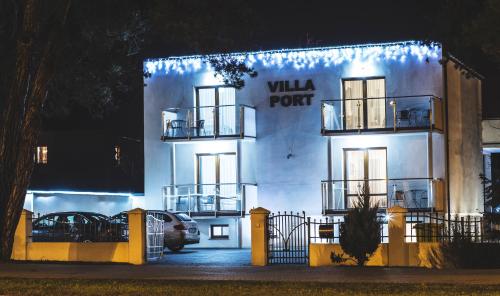 un edificio blanco con un letrero de voluntad en él en Villa Port en Iława