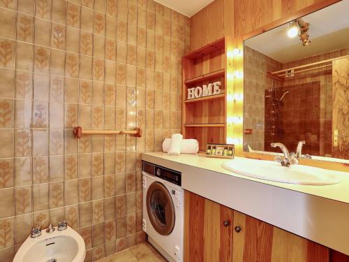une salle de bain avec une machine à laver et un lavabo dans l'établissement Courchevel 1850 - Appart 4 pers avec parking et wifi - skis aux pieds - FR-1-575-216, à Courchevel