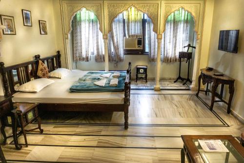 Postel nebo postele na pokoji v ubytování Krishna Palace - A Heritage Boutique Hotel