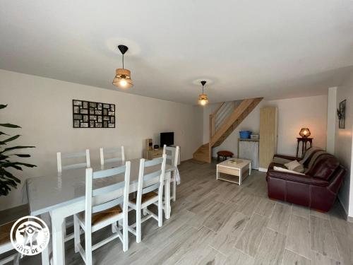un salon avec une table, des chaises et un canapé dans l'établissement Gîte au Marais Breton: Confort, Proximité Plages, Idéal Familles et Amis - FR-1-426-548, à Saint-Gervais