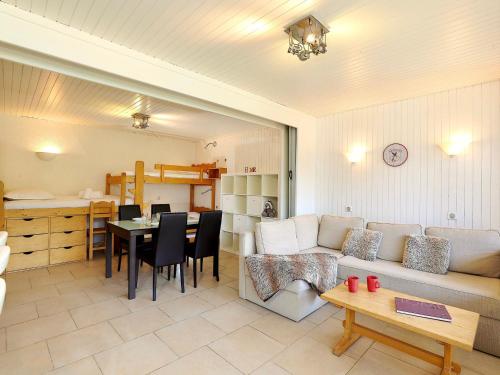 un salon avec un canapé et une table dans l'établissement Courchevel 1650 - Studio rénové pour 4 personnes - FR-1-575-224, à Courchevel