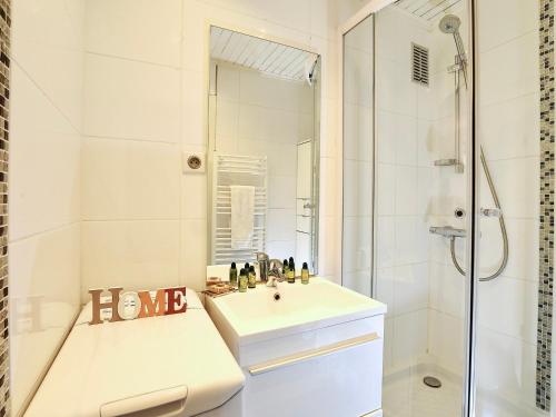 une salle de bain blanche avec un lavabo et une douche dans l'établissement Courchevel 1650 - Studio rénové pour 4 personnes - FR-1-575-224, à Courchevel