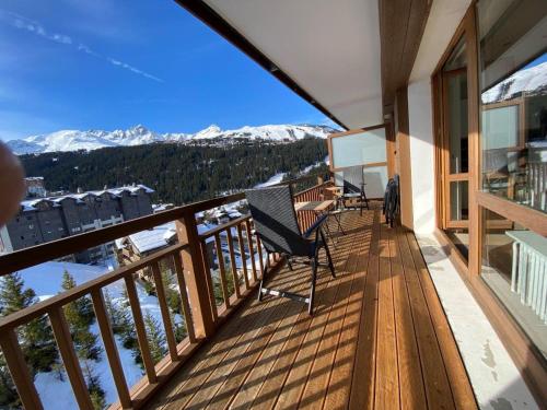 d'un balcon avec un banc et une vue sur les montagnes. dans l'établissement Courchevel 1650 - Studio rénové pour 4 personnes - FR-1-575-224, à Courchevel