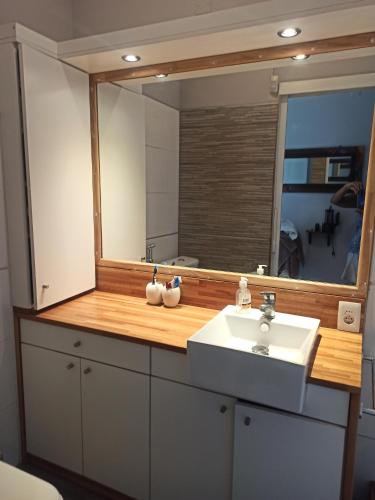 eine Badezimmerablage mit Waschbecken und Spiegel in der Unterkunft Mucho cielo y mucho mar in Punta Colorada