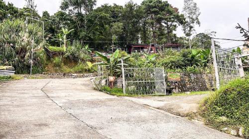 Taman di luar Vacation House in Baguio