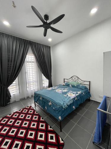 Postel nebo postele na pokoji v ubytování Homestay faleeq