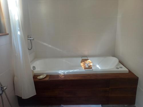 La salle de bains est pourvue d'une baignoire avec bougie. dans l'établissement Punta colorada, casa con jacuzzi dos baños, à Punta Colorada