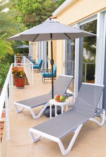 Патио или другая зона на открытом воздухе в Sailfish Villa Luxury Beachfront Estate Magens Bay