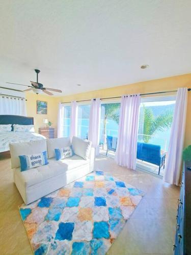 Гостиная зона в Sailfish Villa Luxury Beachfront Estate Magens Bay