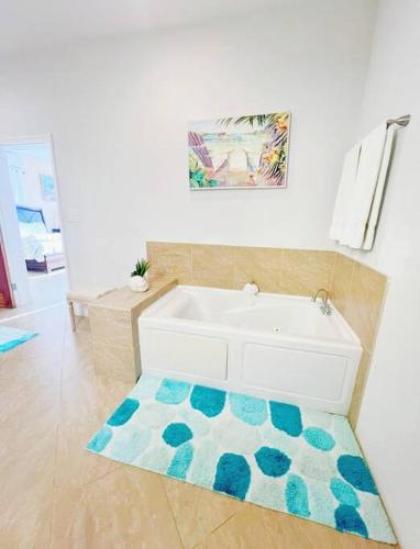 Кровать или кровати в номере Sailfish Villa Luxury Beachfront Estate Magens Bay