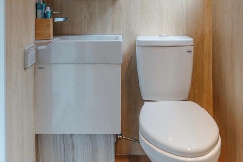 a bathroom with a white toilet and a sink at Dreamscape Tiny House 2 by Tiny Away in Ta-hu
