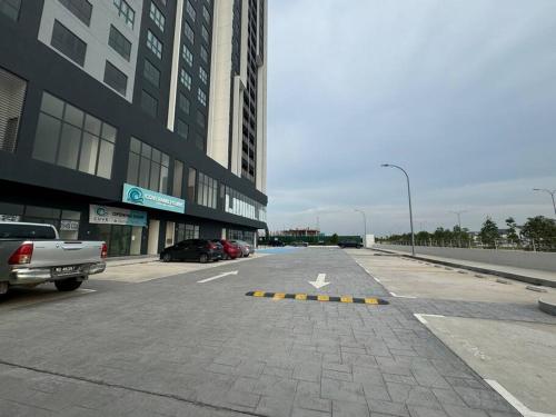 an empty street in front of a building at Adamanly Homestay at Gamuda Cove, Splashmania in Pulau Kempas