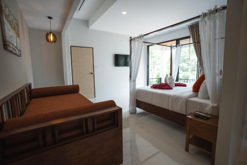 Ένα ή περισσότερα κρεβάτια σε δωμάτιο στο BeachHouse Pool Villas Krabi
