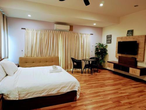 Ένα ή περισσότερα κρεβάτια σε δωμάτιο στο Melaka Beachfront Villa with Pool