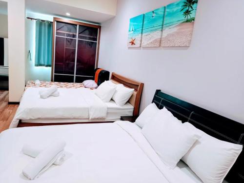 Ένα ή περισσότερα κρεβάτια σε δωμάτιο στο Melaka Beachfront Villa with Pool