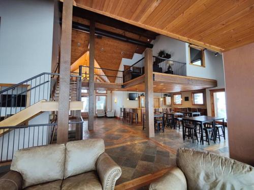 Ruang duduk di Paradise View Lodge - Amazing Lake Views, Playroom, Pool, HotTub!