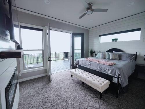Katil atau katil-katil dalam bilik di Paradise View Lodge - Amazing Lake Views, Playroom, Pool, HotTub!