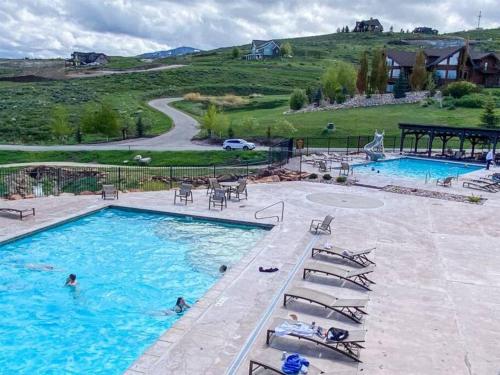 Kolam renang di atau dekat dengan Paradise View Lodge - Amazing Lake Views, Playroom, Pool, HotTub!