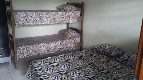 Uma ou mais camas em beliche em um quarto em Hotel Pousada Praia e Sol