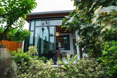 Κήπος έξω από το BeachHouse Pool Villas Krabi